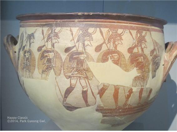 도기에 그려진 미케네 전사들의 행렬이다. 대부분의 미케네 도기가 양식화된 문양을 사용했으나 이 작품의 전사 모습은 매우 사실적으로 묘사되었다. 미케네 왕성 아크로폴리스에서 발굴되었다. BC 12세기 작품으로 추정, 아테네 고고학 박물관 소장 ⓒ박경귀