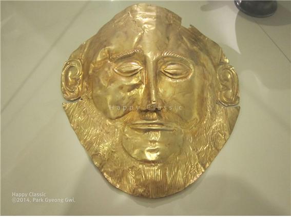 미케네 왕성의 원형 무덤에서 발굴된 황금 가면, 대개 아가멤논의 황금 가면으로 불리어지기도 하지만 확인된 것은 아니다. 미케네 고고학 박물관 소장, ⓒ박경귀