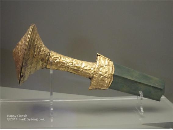 미케네 왕성에서 발굴된 황금으로 자루가 장식된 청동 검, 아테네 고고학 박물관 소장 ⓒ박경귀