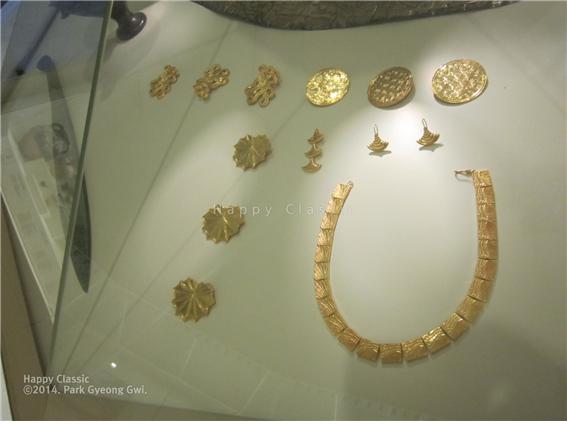 미케네 왕성에서 발굴된 황금 목걸이, 귀걸이 등 황금 장신구, 미케네 고고학 박물관 소장 ⓒ박경귀