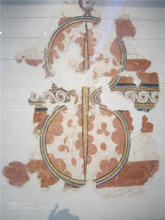 미케네 왕궁의 한 구조물에 그려진 프레스크화이다. 크레타의 크노소스 궁전을 장식하던 그림과 같은 양식이다. 미케네 고고학 박물관 소장 ⓒ박경귀 