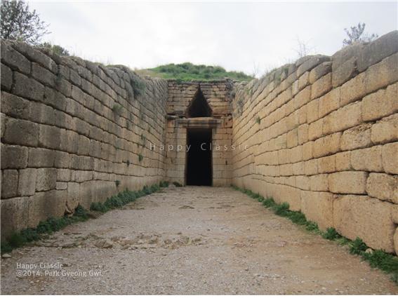 ‘아트레우스의 보고’이다. 사실은 보물창고가 아닌 무덤이다. 3400여 년 전의 무덤의 보존상태가 매우 양호하다. ⓒ박경귀 <br />
