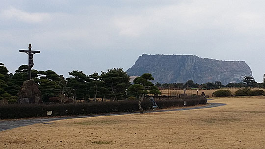 성산포성당에서 바라본 성산일출봉의 아름다운 풍경.ⓒ조남대