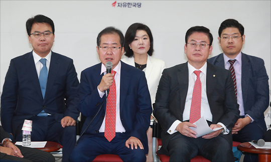 홍준표 자유한국당 대표가 13일 오전 서울 여의도 자유한국당 당사에서 열린 자유한국당 최고위원-재선의원 연석회의에서 모두발언을 하고 있다. ⓒ데일리안 홍금표 기자