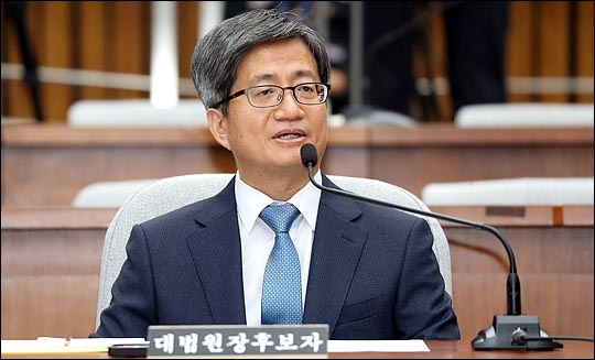 김명수 대법원장 후보자가 13일 국회에서 이틀째 열린 인사청문회에서 의원들의 질의에 답변하고 있다. ⓒ데일리안 박항구 기자