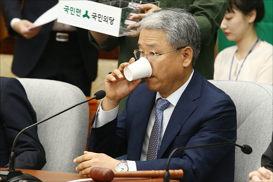 김동철 국민의당 원내대표가 4일 오전 국회에서 열린 국민의당 최고위원-국회의원 연석회의에서 물을 마시고 있다. ⓒ데일리안 홍금표 기자