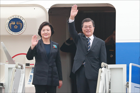 문재인 대통령이 ‘전국 영어듣기 평가’에 방해가 될 것을 우려, 전용 헬기 대신 차량으로 이동했다. ⓒ데일리안 홍금표 기자