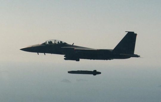 F-15K 전투기가 타우러스 미사일을 발사하고 있다. ⓒ공군