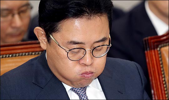 전병헌 청와대 정무수석이 14일 열린 국회 운영위원회 전체회의에 출석해 숨을 몰아쉬고 있다. ⓒ데일리안 박항구 기자