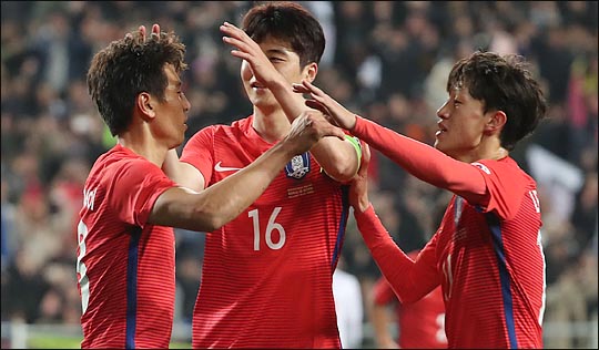 기성용이 세르비아전에서 동점 페널티킥 골을 성공시킨 구자철을 격려하고 있다. ⓒ 데일리안 박항구 기자