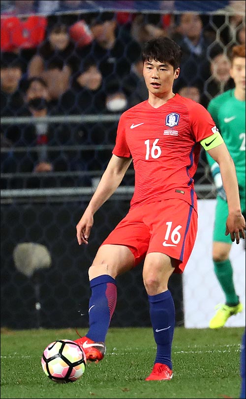 14일 울산 문수축구경기장에서 열린 한국과 세르비아의 축구국가대표팀 평가전에서 기성용이 패스를 시도하고 있다. ⓒ 데일리안 박항구 기자