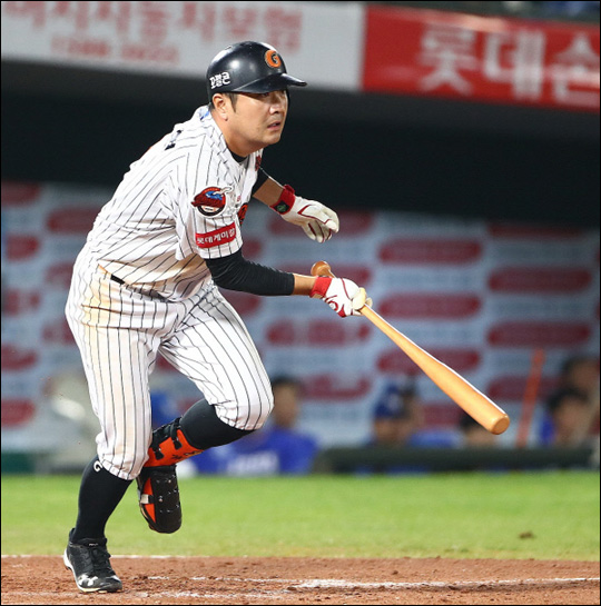 2018 FA 1호 계약 선수가 된 롯데 문규현 ⓒ 롯데 자이언츠