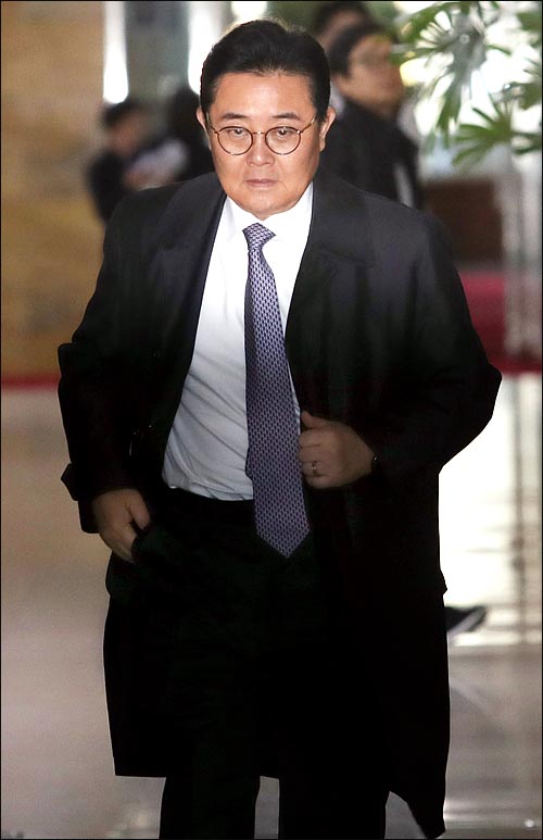롯데홈쇼핑 재승인 로비 연루 의혹을 받고 있는 전병헌 청와대 정무수석이 14일 국회 운영위원회 출석을 위해 국회로 들어서고 있다. ⓒ데일리안 박항구 기자