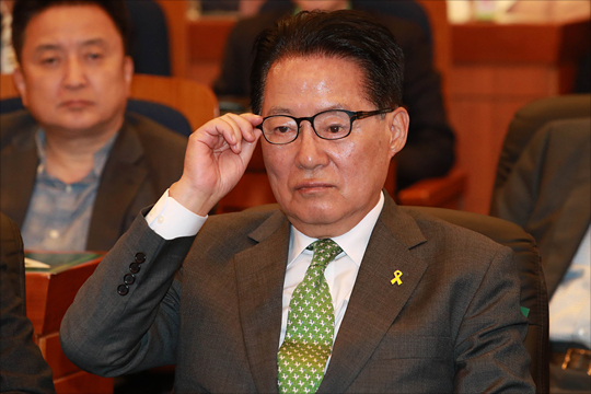 지난 5월 박지원 전 대표가 제19대 대통령선거일 개표상황실에서 방송 시청 중 안경을 고쳐쓰는 모습.(자료사진)ⓒ데일리안 홍금표 기자