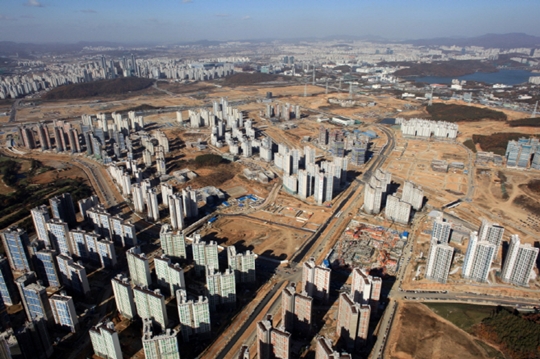 경기도 남부 부동산 시장은 입주물량 집중으로 인한 집값 하락에 따른 미분양 증가와 역전세난에 대한 우려의 목소리가 커지고 있다. 사진은 화성시 동탄2신도시 전경. ⓒ연합뉴스