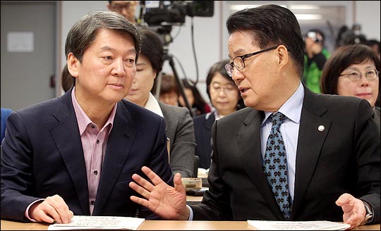 박지원 대표와 안철수 전 대표가 지난 2월 국회 의원회관에서 열린 성평등 정책 중장기 비전수립을 위한 토론회