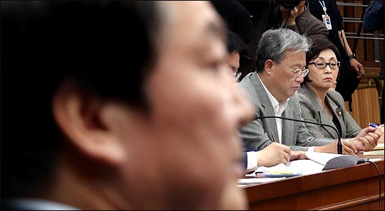 국민의당 안철수 대표가 문재인 정부의 적폐청산 을 정치보복으로 규정한 발언과 바른정당과의 정책연대, 시도당위원장 일괄사퇴 등 당 운영방식에 문제제기를 하는 유성엽 의원과 장외 설전을 벌이는 등 당내 호남 중진의원들과 내분에 빠져든 가운데 9일 국회에서 열린 의원총회에서 유성엽 의원이 안 대표와 거리를 두고 멀리 떨어저 참석하고 있다.(자료사진)ⓒ데일리안 박항구 기자