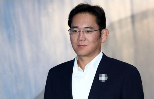 경기도상공회의소연합회가 이재용 삼성전자 부회장 석방을 위한 탄원서 제출을 논의하고 있다. 삼성 외부에서 이러한 움직임이 있는 것은 처음으로 향후 재계 전반으로 확산될지 주목되고 있다. 사진은 이재용 삼성전자 부회장이 지난 16일 서울 서초동 서울고등법원에서 열린 항소심 6차 공판에 출석하기 위해 호송차에서 내려 법정으로 향하고 있는 모습.ⓒ연합뉴스