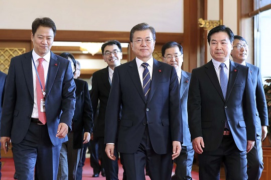 문재인 대통령이 21일 오전 청와대에서 홍종학 중소벤처기업부 장관(오른쪽)에게 임명장을 수여하고 국무회의장으로 이동하고 있다. ⓒ청와대