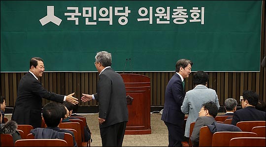 국민의당이 중도보수통합론을 주장하며 바른정당과의 통합을 내세우고 있는 안철수 대표와 이에 반대하는 박지원, 정동영, 천정배 등 호남 중진의원들의 대립으로 당이 쪼개질 위기에 처한 가운데 21일 국회에서 당의 진로를 결정하기위해 열린 끝장토론 의원총회에서 안철수 대표가 의원들과 인사를 나누고 있다.(자료사진)ⓒ데일리안 박항구 기자