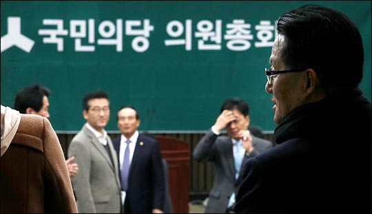 국민의당이 중도보수통합론을 주장하며 바른정당과의 통합을 내세우고 있는 안철수 대표와 이에 반대하는 박지원, 정동영, 천정배 등 호남 중진의원들의 대립으로 당이 쪼개질 위기에 처한 가운데 21일 국회에서 당의 진로를 결정하기위해 열린 끝장토론 의원총회에 박지원 의원이 입장하고 있다.(자료사진)ⓒ데일리안 박항구 기자