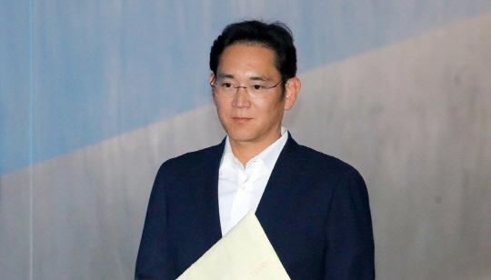 이재용 삼성전자 부회장이 23일 오후 서울 서초동 서울고등법원에서 열리는 항소심 공판에 출석하기 위해 호송차에서 내려 법정으로 향하고 있다.ⓒ연합뉴스