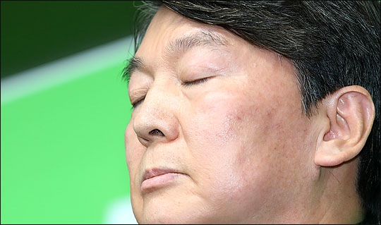 안철수 국민의당 대표가 지난 7월 서울 여의도 당사에서 제보 조작 사건과 관련해 사과 기자회견을 마친 뒤 기자들의 질문을 들으며 눈을 감고 있다.(자료사진) ⓒ데일리안 박항구 기자