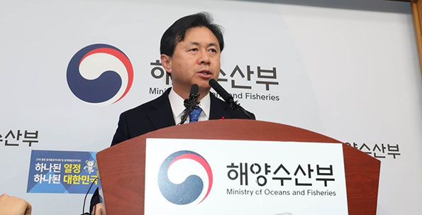 김영춘 해양수산부 장관이 23일 세종청사 해수부 브리핑룸에서 논란이 된 세월호 현장 유골 은폐와 관련해 경위를 설명·사과하고 있다. ⓒ연합뉴스