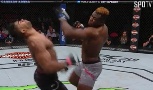 UFC 218에서 오브레임 눕힌 은가누(오른쪽). SPOTV NOW 캡처