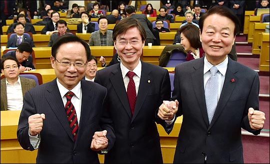자유한국당 원내대표 경선에 출마한 이주영-조경태-한선교 의원이 6일 오전 국회 의원회관에서 열린 자유한국당 원내대표선거 중립후보 단일화를 위한 토론회에서 손을 맞잡고 있다. ⓒ데일리안