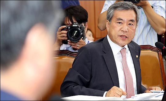 이상돈 국민의당 의원이 지난 6월30일 국회 환경노동위원회 회의실에서 열린 조대엽 고용노동부 장관 후보자의 인사청문회에서 조 후보자의 한국여론방송 사외이사 경력과 관련해 질의하며 호통치고 있다. (자료사진)ⓒ데일리안 박항구 기자