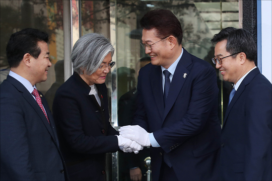 송영길 위원장, 김동연 경제부총리 겸 기획재정부 장관, 강경화 외교부 장관 등 참석자들이 7일 서울 세종대로 광화문KT에서 열린 대통령직속 북방경제협력위원회 현판식에서 인사를 나누고 있다.