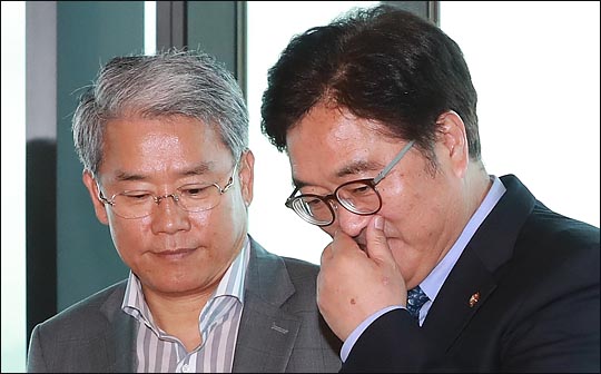 더불어민주당 우원식 원내대표(오른쪽)와 국민의당 김동철 원내대표가 지난 7월7일 오후 서울 여의도의 한 일식당에서 여야 교섭단체 4당 원내대표와 회동에 앞서 기념촬영 뒤 자리로 향하고 있다.(자료사진)ⓒ데일리안