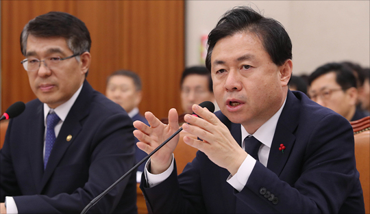 김영춘 해수부 장관이 7일 국회에서 열린 국회 농림축산식품해양수산위원회 전체회의에서 최근 일어나 인천 낚시배 사고와 관련해 여야 의원들의 질의에 답변하고 있다. ⓒ데일리안 홍금표 기자