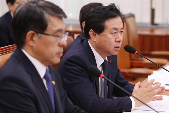 김영춘 해양수산부 장관이 7일 국회에서 열린 국회 농림축산식품해양수산위원회 전체회의에서 최근 일어나 인천 낚시배 사고와 관련해 여야 의원들의 질의에 답변하고 있다. ⓒ데일리안 홍금표 기자