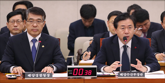 김영춘 해수부 장관이 7일 오후 국회에서 열린 국회 농림축산식품해양수산위원회 전체회의에서 최근 일어나 인천 낚시배 사고와 관련해 여야 의원들의 질의에 답변하고 있다. ⓒ데일리안 홍금표 기자