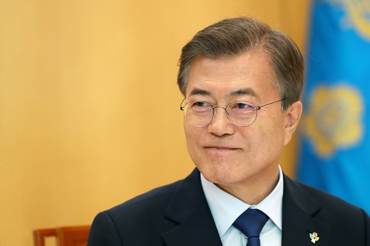 문재인 대통령은 7일 청와대에서 이성호 국가인권위원장과 오찬을 겸한 특별업무보고를 받은 자리에서 "인권위의 권위와 존재감을 높여 국가 인권의 상징이라는 위상을 확보해야 한다"며 "한동안 침체하고 존재감이 없었던 만큼 뼈아픈 반성과 함께 대한민국을 인권 국가로 만들기 위해 새로운 다짐으로 새 출발 해야 한다"고 강조했다. ⓒ청와대