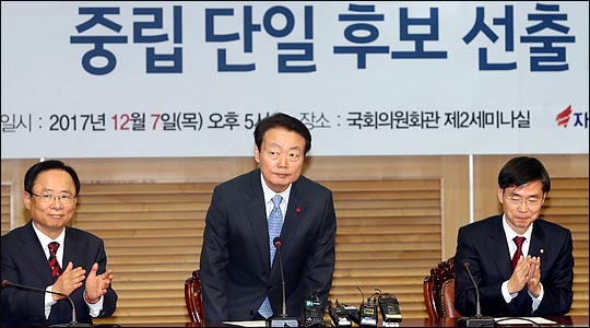 7일 국회 의원회관에서 열린 자유한국당 원내대표 경선 중립후보 단일화 결과발표에서 단일후보로 선출된 한선교 의원이 인사하고 있다. 한 의원은 지지자들을 대상으로 한 여론조사에서 이주영, 조경태 의원을 앞서 단일후보로 선출됐다. ⓒ데일리안 박항구 기자