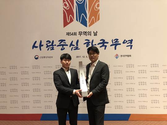 (좌측부터)유한양행 수출팀 임성혁 사원, 수출팀 이해영 팀장이