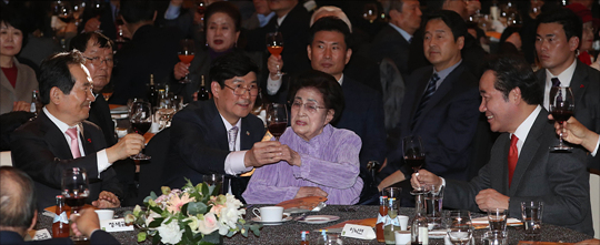 고 김대중 전 대통령의 부인 이희호 여사와 정세균 국회의장, 이낙연 국무총리가 7일 오후 서울 여의도 63컨벤션 그랜드볼룸에서 열린