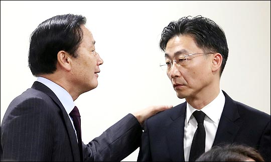 7일 오전 국회 의원회관에서 열린 자유한국당 의원모임 포용과 도전의 제18차 조찬세미나 ‘외상센터의 역할’에 참석한 이국종 아주대학교병원 권역외상센터장이 김성찬 자유한국당 의원과 대화를 나누고 있다. 김성찬 의원은