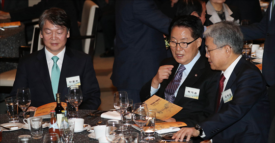 국민의당 박지원 전 대표와 김동철 원내대표가 7일 오후 서울 여의도 63컨벤션 그랜드볼룸에서 열린