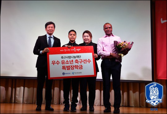 정몽규 대한축구협회장(사진 맨 왼쪽)이 4일 오후 서울 용산구에 있는 국방컨벤션에서 ‘제 3회 축구사랑 나눔의 밤’ 행사에서 혼혈 선수 온예카 오비 존에게 격려금을 전달한 뒤 기념촬영을 하고 있다. ⓒ 대한축구협회