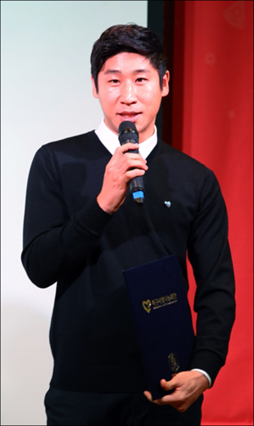 이근호가 4일 오후 서울 용산구 국방컨벤션에서 열린 ‘제3회 축구사랑 나눔의 밤 행사’에서 축구사랑나눔재단 홍보대사로 위촉받고 소감을 말하고 있다. ⓒ 연합뉴스