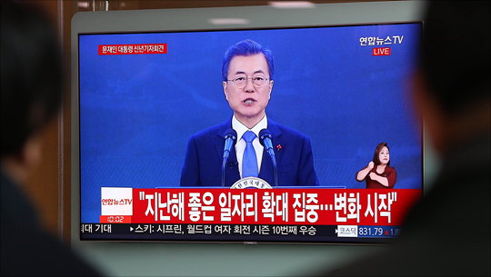 10일 오전 서울역 대합실에서 시민들이 문재인 대통령의 신년기자회견 방송을 시청하고 있다. ⓒ데일리안 홍금표 기자