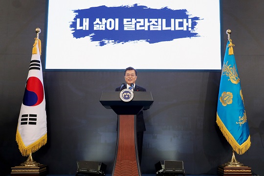 문재인 대통령이 10일 오전 청와대 영빈관에서 열린 신년 기자회견에서 신년사를 발표하고 있다.ⓒ청와대