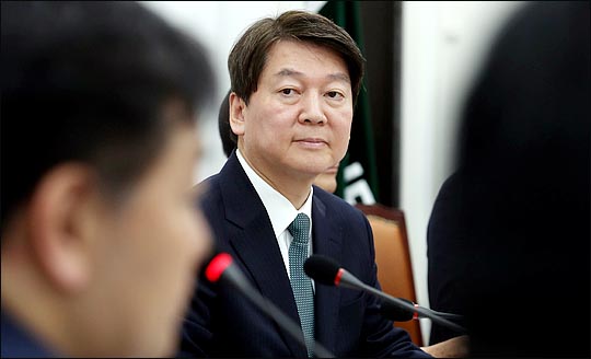 안철수 국민의당 대표가 5일 오전 국회에서 열린 최고위원회의에서 최고위원들의 발언을 듣고 있다.(자료사진)ⓒ데일리안 박항구 기자