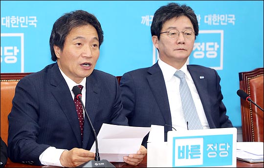이학재 바른정당 의원이 11일 오전 국회에서 열린 최고위원-국회의원 연석회의에서 당 잔류를 선언하고 있다. 이 의원은 “바른정당에 남아 통합신당 출범에 힘을 보태겠다”며 잔류를 선언 한 뒤 “저는 바른정당에 남아 진통 속에 있는 통합신당 출범에 힘을 보태고, 통합신당이 국민들의 마음 속에 굳건히 뿌리내리도록 더욱 노력하겠다. 나아가 국민적 지지 속에 개혁적 중도보수 세력이 중심이 된 대통합이 이뤄질 수 있도록 온 힘을 다하겠다”고 밝혔다. ⓒ데일리안 박항구
