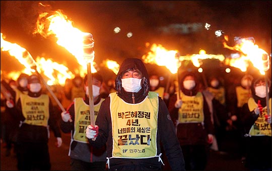 지난 2917년 2월 25일 저녁 서울 세종대로 광화문광장 일대에서 열린 제17차 촛불집회에서 시민들이 박 대통령의 탄핵과 구속, 특별검사 수사기한 연장, 자유한국당 해체 등을 촉구하며 횃불을 들고 청와대로 행진하고 있다.ⓒ데일리안 박항구 기자