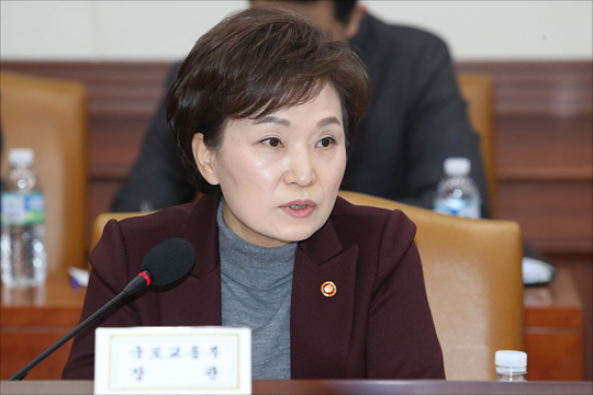 김현미 국토교통부 장관이 11일 오전 서울 세종대로 정부서울청사에서 열린 경제관계장관회의에서 발언을 하고 있다. ⓒ데일리안 홍금표 기자